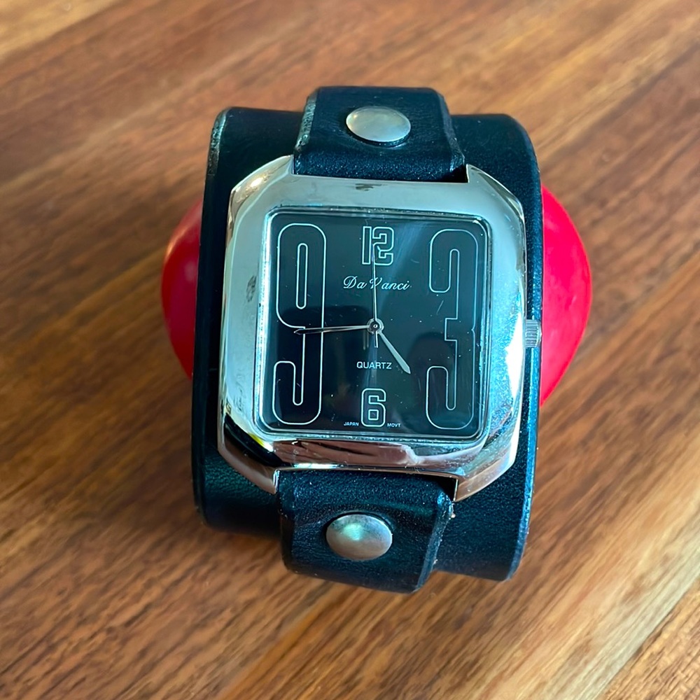 Da Vanci leather watch, needs battery
